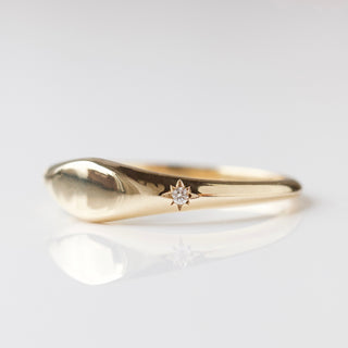 Engravable signet ring in solid gold
