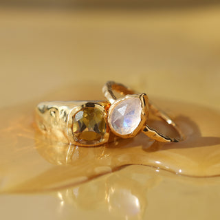 Moonstone pear ring gold