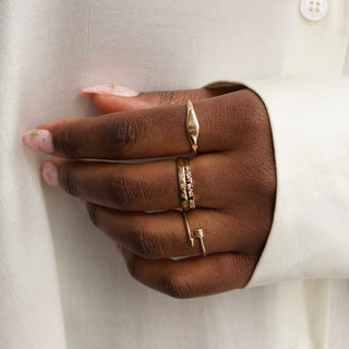 Engravable signet ring in solid gold 