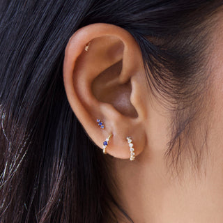 blue sapphire stud in 9k gold