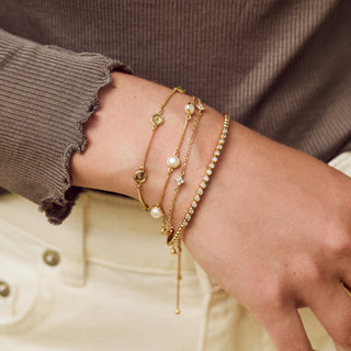 dainty flower bracelet in gold 