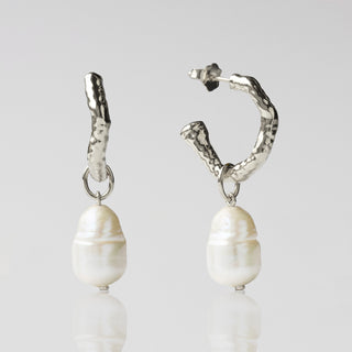 pearl molten hoop earring in silver