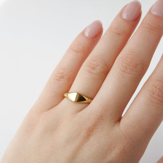 Diamond starset engravable signet ring gold