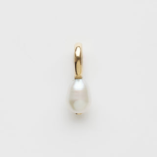 pearl pendant in solid gold