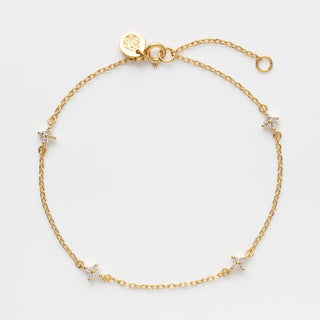 dainty flower bracelet in gold 