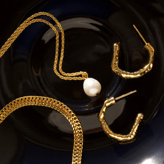 baroque pearl pendant necklace in gold