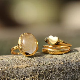 Engravable heart signet ring gold