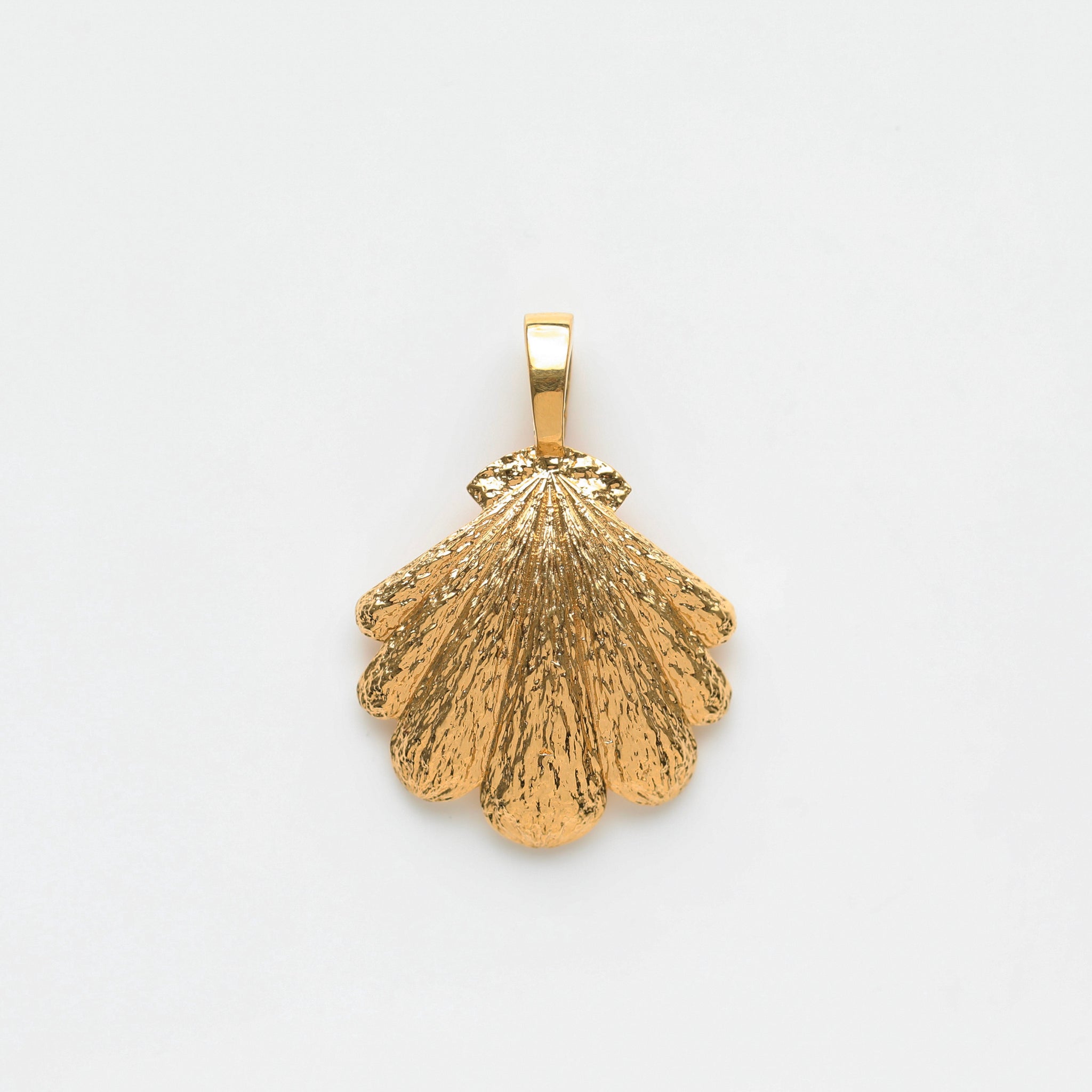 luxe gold shell pendant
