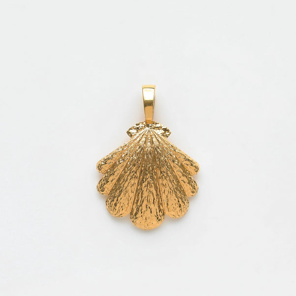 luxe gold shell pendant
