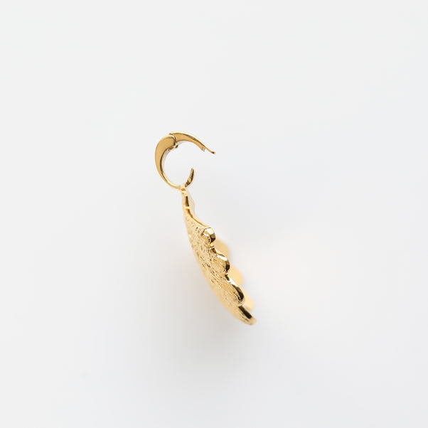 luxe gold shell pendant