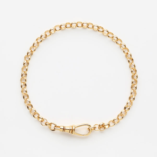 Carrie Elizabeth Albert Gold chain bracelet on a white background