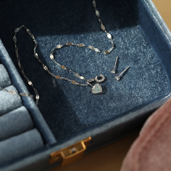 Velvet jewellery case with White Gold Jewellery