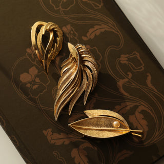 carrie elizabeth Vintage 80's Gold Plated Leaf and Faux Pearl Brooch
