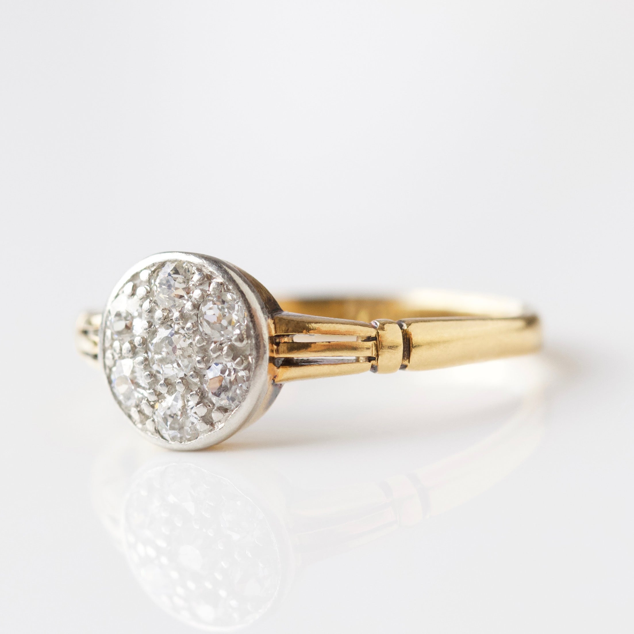 Diamond vintage ring in solid gold