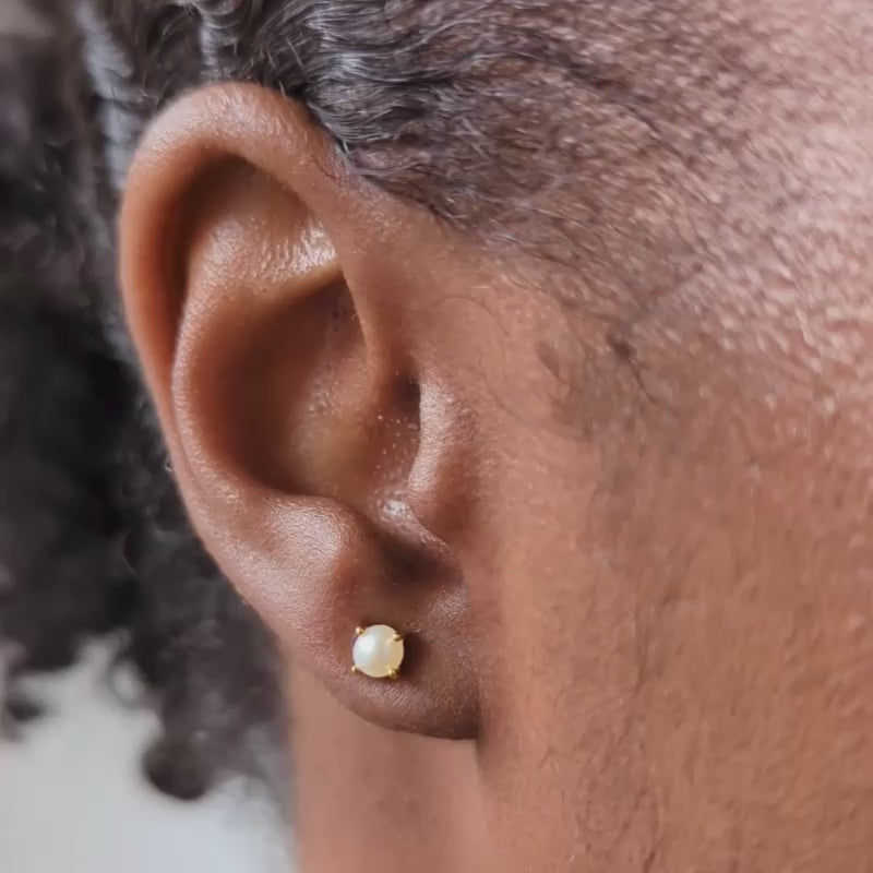 Pearl Stud earring in gold