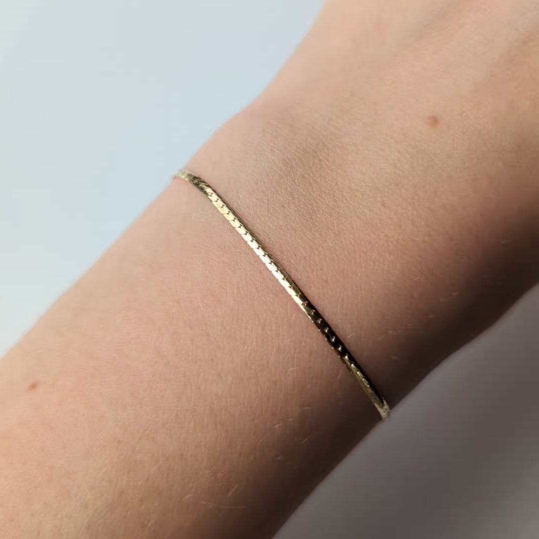Carrie elizabeth slinky bracelet in solid 9k gold